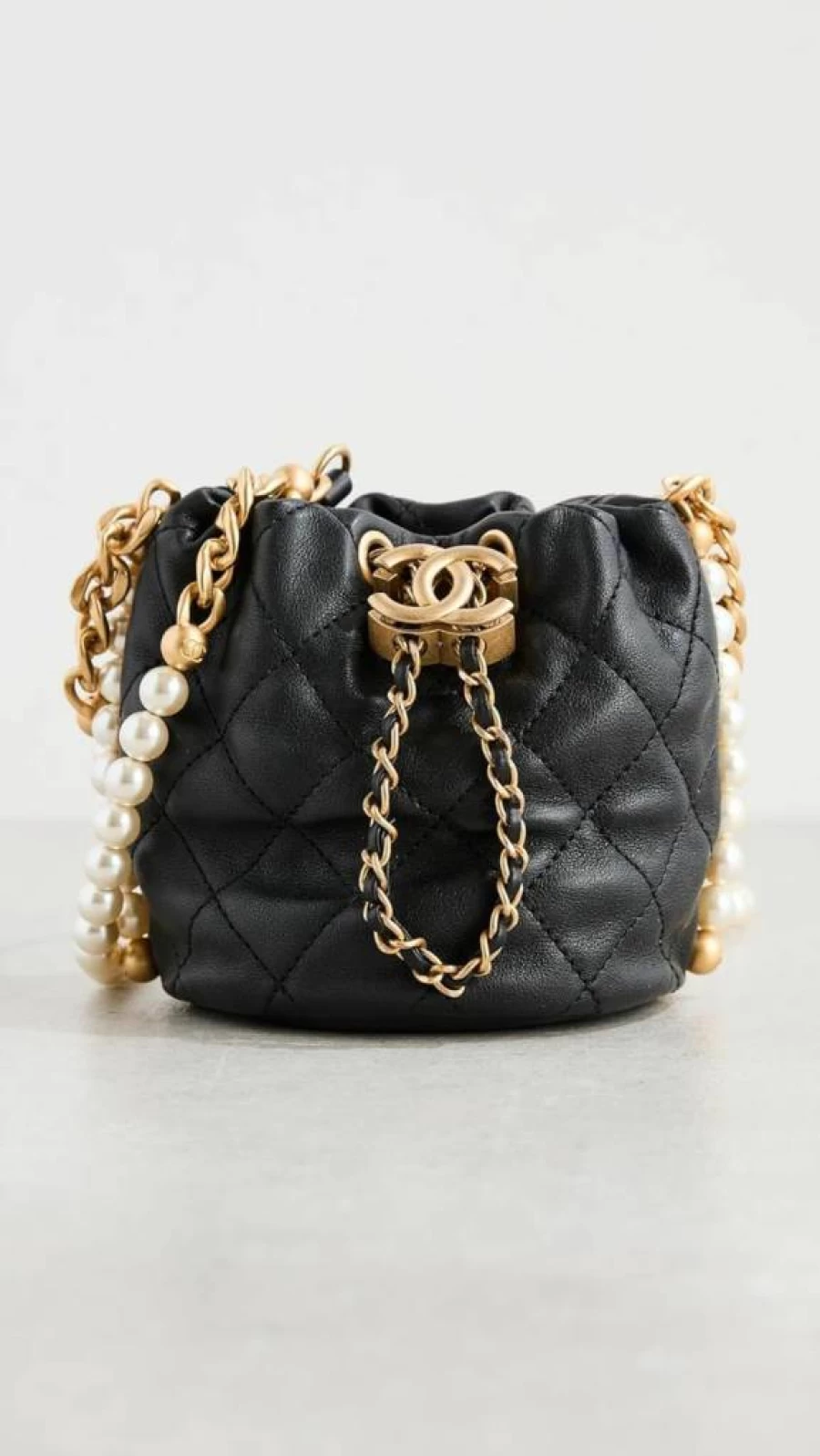 Chanel Pre-Owned Pearl Drawstring Shoulder Bag for Women - Vintage Luxury Handbag