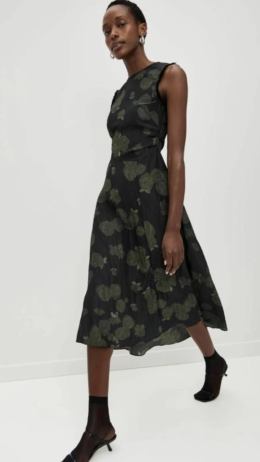 BAUM UND PFERDGARTEN Women's Atina Dress - Elegant Flowy Summer Dress with V-Neck and Floral Print